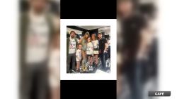 <p>En su concierto en Londres, Taylor Swift se reunió con dos sobrevivientes del ataque con arma blanca ocurrido en julio en Southport, Reino Unido. La madre de las niñas publicó las fotos y agradeció a Swift.</p>