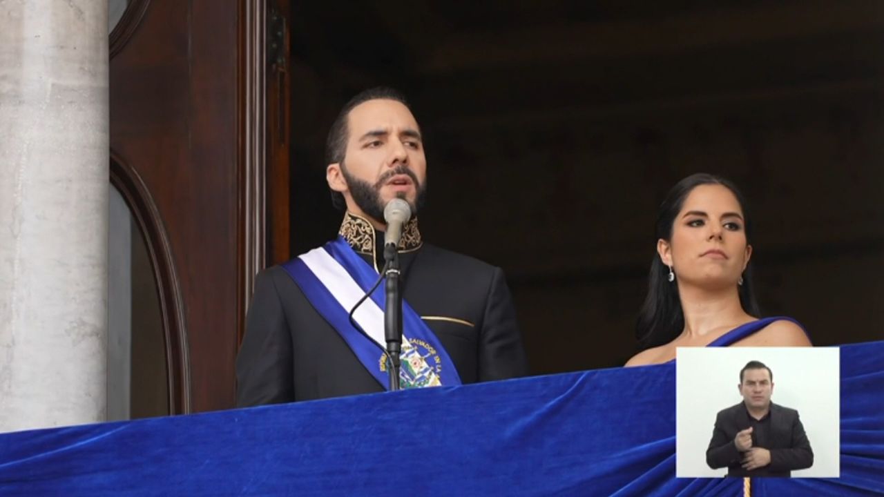 <p>El presidente de El Salvador, Nayib Bukele, sostuvo que el resultado de sus políticas en materia de seguridad y seguir su propia ruta sin injerencia extranjera lograron crear en el Salvador un espejo donde se ve toda Latinoamérica.</p>