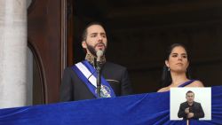 <p>El presidente de El Salvador, Nayib Bukele, sostuvo que el resultado de sus políticas en materia de seguridad y seguir su propia ruta sin injerencia extranjera lograron crear en el Salvador un espejo donde se ve toda Latinoamérica.</p>