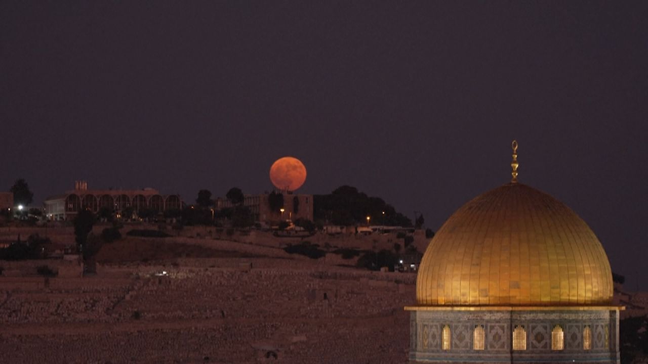 <p>Desde la Ópera de Sydney hasta el cielo de Boston. Videos de todo el mundo captaron las mejores imágenes que dejó primera superluna de las cuatro de agosto 2024. La última vez que tuvo lugar este evento lunar fue en agosto de 2023 y se espera que las próximas superlunas azules se vean nuevamente en enero y marzo de 2037.</p>