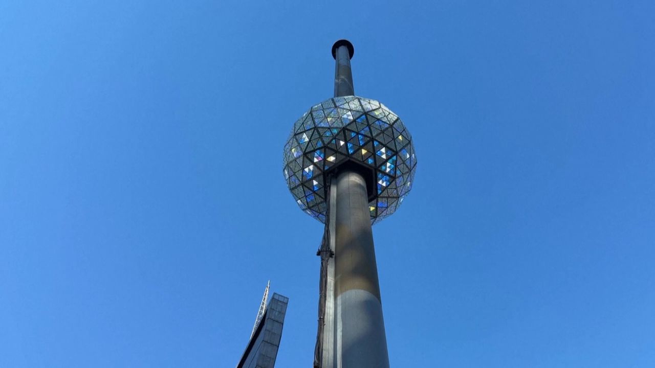 <p>La célebre bola de cristal de Time Square está lista para la cuenta regresiva y recibir el 2025. La bola pesa 5.300 kg y está compuesta por más de 32.000 luces led de bajo consumo.</p>