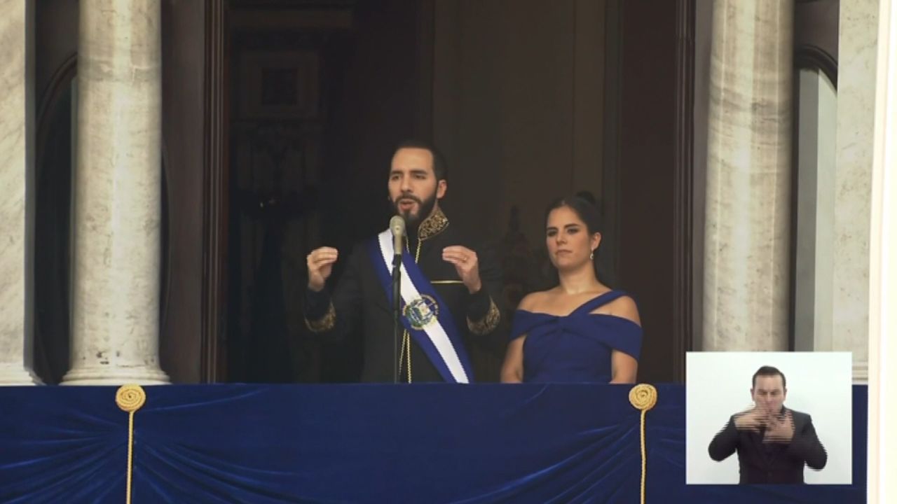 <p>El presidente de El Salvador, Nayib Bukele, comparó en el discurso de investidura presidencial a los males que aquejan al Salvador con enfermedades, a las pandillas con un cáncer, a él mismo como doctor y a sus medidas con medicina amarga para sanarlo.</p>