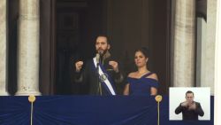 <p>El presidente de El Salvador, Nayib Bukele, comparó en el discurso de investidura presidencial a los males que aquejan al Salvador con enfermedades, a las pandillas con un cáncer, a él mismo como doctor y a sus medidas con medicina amarga para sanarlo.</p>