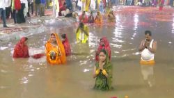 <p>Cientos de miles de mujeres en la India celebraron el festival hindú Chhath Puja, dedicado al dios del sol. Vestidas con coloridos saris, las participantes se sumergieron en ríos como parte de rituales y ayunos que duran tres días, untándose con bermellón en una de las festividades más celebradas del país.</p>