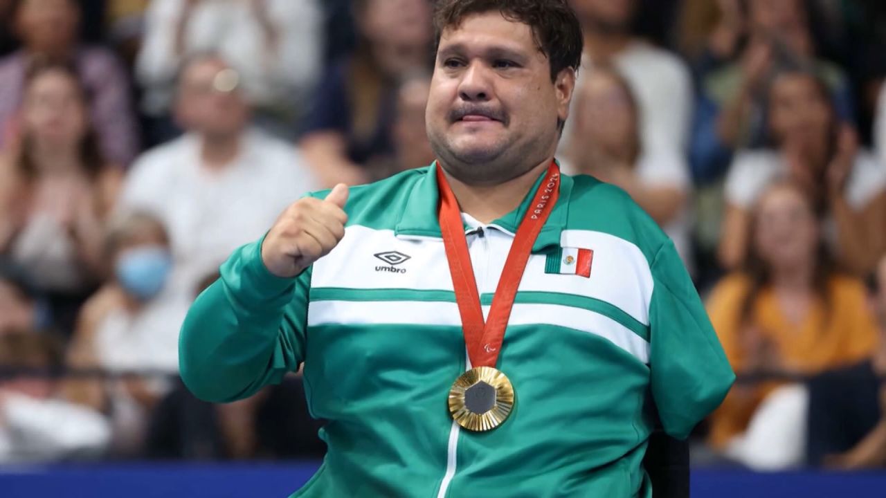 <p>Arnulfo Castorena volvió a hacerse con el oro en los Juegos Paralímpicos. Aunque realmente, el oriundo de Jalisco, ya superó la batalla más grande de su vida gracias a la natación.</p>