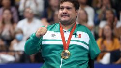 <p>Arnulfo Castorena volvió a hacerse con el oro en los Juegos Paralímpicos. Aunque realmente, el oriundo de Jalisco, ya superó la batalla más grande de su vida gracias a la natación.</p>