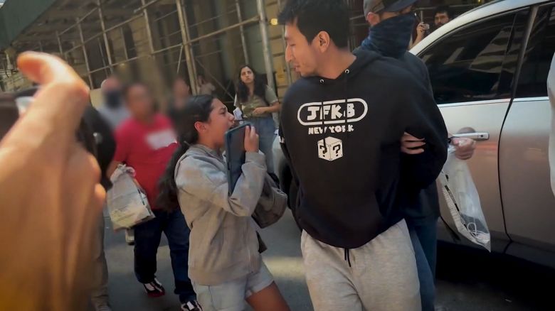 <p>Ahora ya no solo son <a href="/2025/02/27/eeuu/medidas-trump-rastrear-migrantes-indocumentados-orix">redadas</a> o detenciones en <a href="/2025/02/19/eeuu/que-pasa-que-hacer-migrante-me-detienen-orix">paradas de tránsito</a>, sino que la ofensiva contra los inmigrantes del Gobierno de Trump se está enfocando en <a href="/2025/06/02/eeuu/ice-detenciones-inmigrantes-tribunales-trax">tribunales</a> de todo el país. Esto sucedió en Nueva York con una familia que tiene pendientes procesos de asilo. Maria Santana tiene la historia</p>