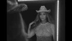 <p>La Asociación de Música Country dejó a Beyoncé sin nominaciones a pesar del éxito del álbum “Cowboy Carter” con el que incursionó en este género musical. La clásica comedia de vaqueros de Mel Brooks “Blazing Saddles” regresa a los cines de Estados Unidos para conmemorar los 50 años de la película. Este es el Minuto Hollywood con Lynn Franco.</p>