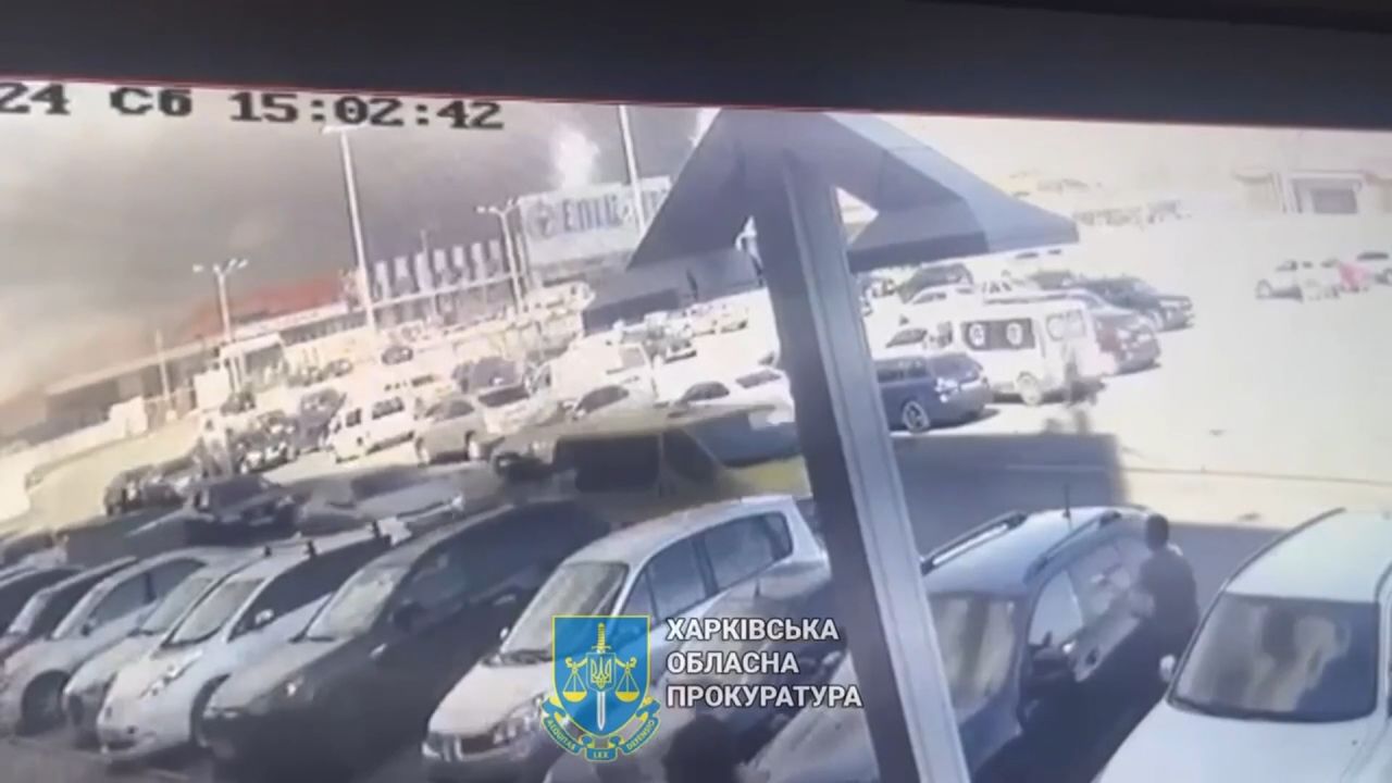 <p>Cámaras de seguridad graban el momento en que bombas rusas destruyen un supermercado en Járkiv, Ucrania. En el ataque murieron al menos dos personas y 38 resultaron heridas</p>