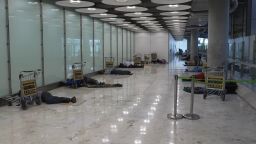 <p>Desde hace varios meses, el aeropuerto Adolfo Suárez de Madrid-Barajas es el lugar elegido por cientos de personas en situación de vulnerabilidad para pasar la noche. Varias organizaciones no gubernamentales le cuentan a CNN que no es algo nuevo, pero que este año ha llamado especialmente la atención por el auge de sacos de dormir que han ocupado las instalaciones. ¿Cuál es la situación de estas personas y qué están haciendo las autoridades al respecto? Pau Mosquera nos trae algunos detalles.</p>