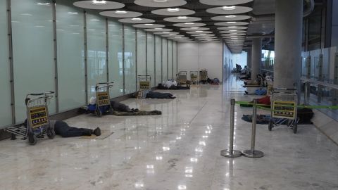 <p>Desde hace varios meses, el aeropuerto Adolfo Suárez de Madrid-Barajas es el lugar elegido por cientos de personas en situación de vulnerabilidad para pasar la noche. Varias organizaciones no gubernamentales le cuentan a CNN que no es algo nuevo, pero que este año ha llamado especialmente la atención por el auge de sacos de dormir que han ocupado las instalaciones. ¿Cuál es la situación de estas personas y qué están haciendo las autoridades al respecto? Pau Mosquera nos trae algunos detalles.</p>