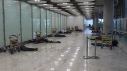 <p>Desde hace varios meses, el aeropuerto Adolfo Suárez de Madrid-Barajas es el lugar elegido por cientos de personas en situación de vulnerabilidad para pasar la noche. Varias organizaciones no gubernamentales le cuentan a CNN que no es algo nuevo, pero que este año ha llamado especialmente la atención por el auge de sacos de dormir que han ocupado las instalaciones. ¿Cuál es la situación de estas personas y qué están haciendo las autoridades al respecto? Pau Mosquera nos trae algunos detalles.</p>