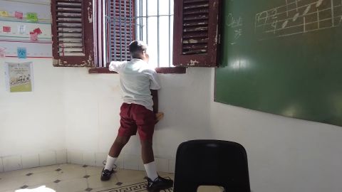 <p>Cuando el presidente de Estados Unidos, Donald Trump, sugirió que en Cuba prácticamente no existía el autismo porque el país no tenía dinero para comprar Tylenol, por lo que no se consumía en la isla, muchos dijeron estar sorprendidos por su declaración.</p><p>Desde La Habana, Patrick Oppmann nos cuenta una realidad muy distinta a la planteada por el mandatario estadounidense y cómo algunas entidades han trabajado por años para ayudar a los niños que se encuentran dentro del espectro autista. Este es su reporte.</p>