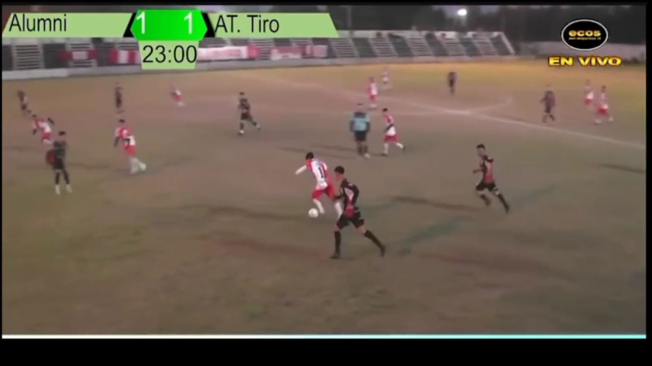 <p>Hace unos días Ezequiel Ojeda, jugador amateur del fútbol argentino, se dibujó una pintura de gol con su equipo Alumni en el encuentro frente a Atlético y Tiro por la liga de fútbol de Reconquista. Ojeda hizo varias jugadas en medio de la cancha antes de sacar un tiro largo que terminó en las redes. Vale la pena verlo una y otra vez. </p>