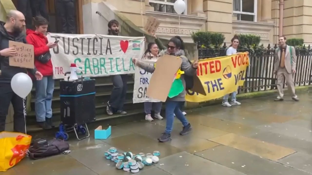 <p>Según el censo de 2021, en Inglaterra y Gales viven aproximadamente 136.000 personas que se identifican como hispanas o latinas. En abril, un grupo de estas personas organizó protestas en un importante hotel del centro de Londres para expresar sus objeciones al despido de un compañero de trabajo. Muchos de estos trabajadores latinoamericanos reclaman mejores condiciones laborales.</p>