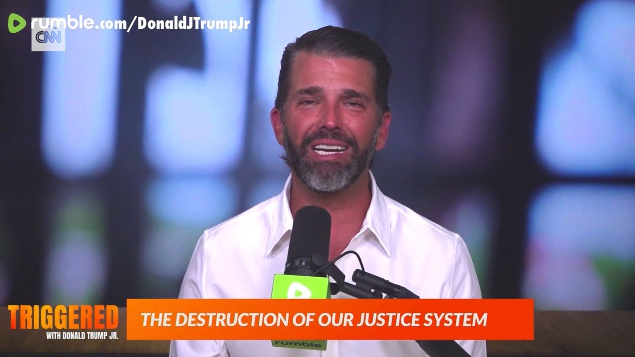 <p>Donald Trump Jr. habló en un podcast y culpó a los demócratas después de que un jurado de Manhattan condenara al expresidente Trump por 34 delitos graves de falsificación de registros comerciales.</p>