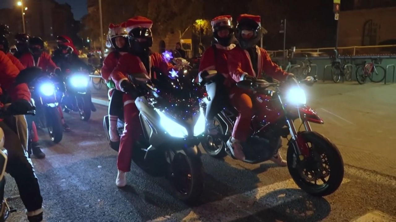 <p>Las calles de Barcelona, fueron sorprendidas por una caravana de Papás Noel que desfiló con sus motocicletas. Mira las imágenes.</p>