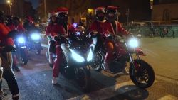 <p>Las calles de Barcelona, fueron sorprendidas por una caravana de Papás Noel que desfiló con sus motocicletas. Mira las imágenes.</p>