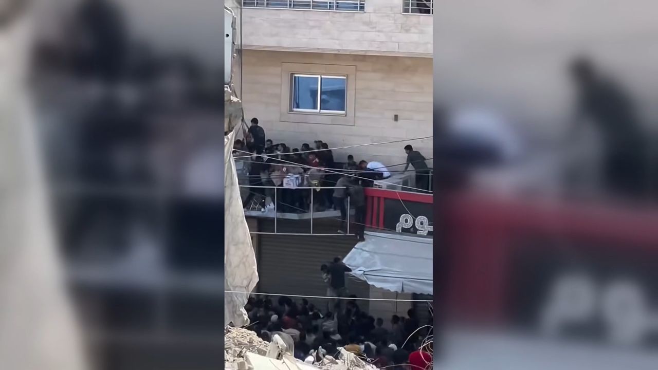 <p>In a video geolocated by CNN, a balcony collapsed in Gaza City under the weight of Palestinians rushing to reach airdropped aid that was caught on the roof of a restaurant, appearing to injure several people.</p>