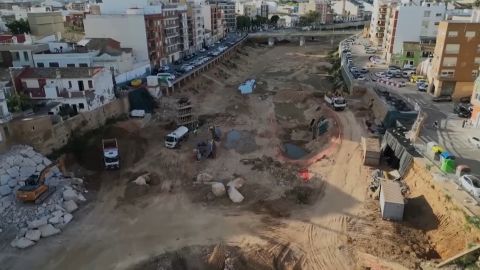 <p>Imágenes de dron muestran las obras de reconstrucción en Paiporta, Valencia, un año después de las inundaciones causadas por la DANA de 2024, el peor desastre de este tipo en España. Grúas y maquinaria pesada trabajan en la reparación de puentes, mientras la región se recupera de un fenómeno que se relaciona con el cambio climático.</p>