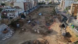 <p>Imágenes de dron muestran las obras de reconstrucción en Paiporta, Valencia, un año después de las inundaciones causadas por la DANA de 2024, el peor desastre de este tipo en España. Grúas y maquinaria pesada trabajan en la reparación de puentes, mientras la región se recupera de un fenómeno que se relaciona con el cambio climático.</p>