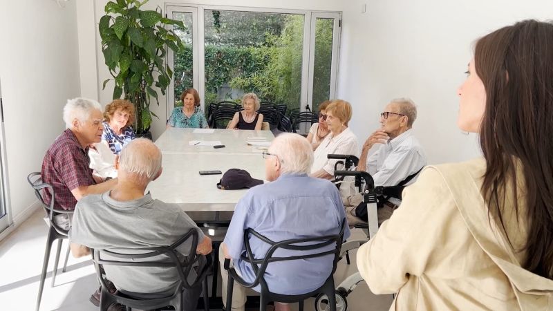 Así es el podcast de un médico de 90 años que busca combatir la soledad en la tercera edad