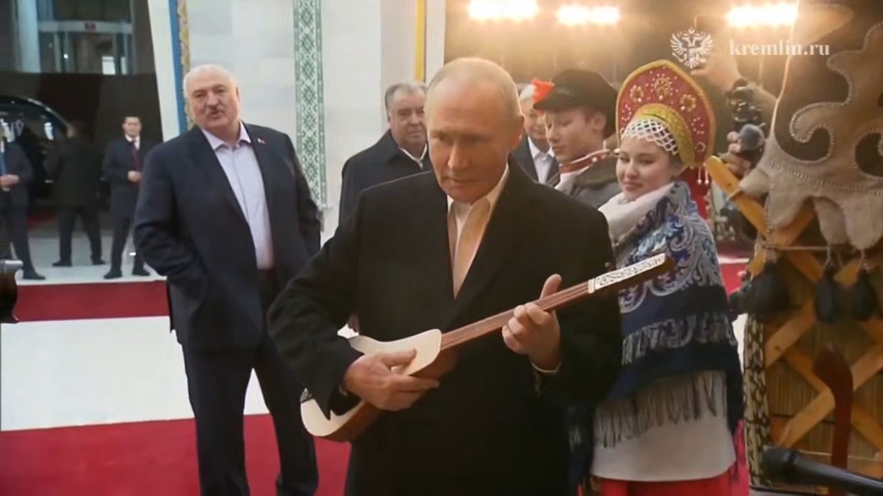 <p>Watch as Vladimir Putin is given an inpromptu lesson on the komuz during a quick taster tour of local culture in Kyrgyzstan. Watched by Belarus leader Alexander Lukashenko and others, the Russian leader attempts a few strums before moving on.</p>