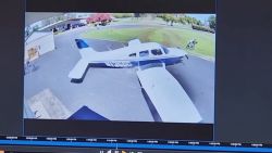 <p>Cámaras de seguridad captaron el momento en el que un avión aterriza de emergencia y esquiva por poco a un espectador que se encontraba en el lugar. El hecho ocurrió en el complejo de golf Haggin Oaks en la ciudad de Sacramento, California. Las imágenes son impactantes.</p>