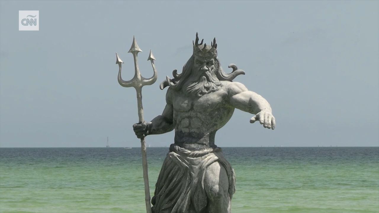 <p>La estatua del dios griego Poseidón, que fue instalada en una playa de Yucatán, México, fue clausurada por autoridades mexicanas. Esto es lo que sabemos.</p>