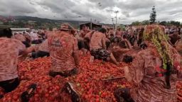 <p>En la ciudad colombiana de Sutamarchán se celebró la 15ª Gran Tomatina, donde unas 20.000 personas disfrutaron la “batalla” con tomates no aptos para consumo.</p>
