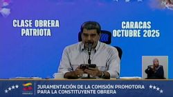 <p>Durante una transmisión de la televisión estatal, el presidente de Venezuela, Nicolás Maduro, lanzó un mensaje de paz. En una mezcla de inglés y español, el mandatario dijo: “No war, yes peace, forever”, entre otras frases en inglés. Al final reafirmó su postura con la frase: “no a la guerra de los locos, no a la locura de la guerra”. Las declaraciones se dan en un contexto en el que Estados Unidos ha intensificado sus operaciones militares contra presuntos narcotraficantes en el Caribe y el Pacífico. El presidente estadounidense, Donald Trump, ha reiterado sus planes para atacar objetivos en territorio venezolano.</p>