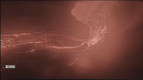 <p>Este miércoles, el volcán Kilauea en Hawai reanudó su actividad con la expulsión de fuentes de lava que alcanzaron los 180 metros de altura. Imágenes nocturnas captaron los impresionantes ríos de magma provenientes de la caldera de Kaluapele.</p>