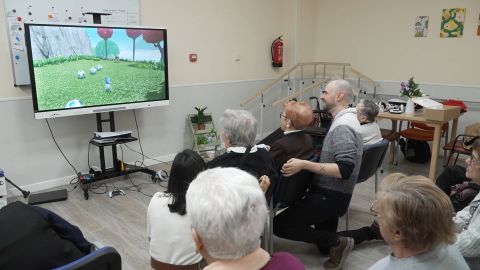 <p>Es común asociar los videojuegos con una actividad de ocio de niños y jóvenes, sin embargo, los adultos mayores de este centro en Madrid estás desafiando estereotipos y los usan como herramienta terapéutica y se divierten bastante con ellos. Además, esta afición les ha permitido convivir con jugadores más jóvenes. Pau Mosquera comparte la historia de los “Golden Gamers”.</p>