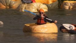 <p>Residentes de Kasterlee, Bélgica, participaron en una carrera anual donde se utilizan calabazas gigantes vaciadas como botes para remar en un estanque. La tradicional competencia, organizada desde 2008 por el club local de kayak, pone a prueba la flotabilidad de los frutos y atrae a numerosos visitantes.</p>