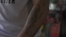 <p>Jerce Reyes fue deportado a una prisión de máxima seguridad en El Salvador. EE.UU. lo vinculó con el Tren de Aragua por sus tatuajes, pero él sostiene que solo reflejan su amor por el fútbol. Stefano Pozzebon, de CNN, cuenta la historia.</p>