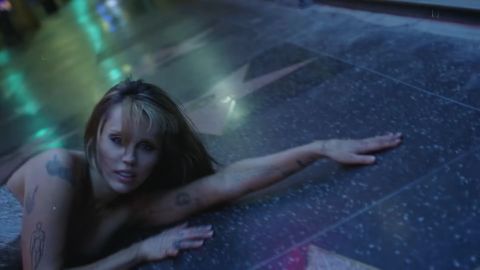 <p>La cantante reveló en una entrevista que adquirió una infección en la rodilla tras filmarse en el famoso paseo; Netflix desembolsa una enorme cifra para hacerse de los derechos de la película "Nouvelle Vague" del director Richard Linklater, aclamada en el festival de Cannes. Lynn Franco con las noticias de entretenimiento del Minuto Hollywood.</p>