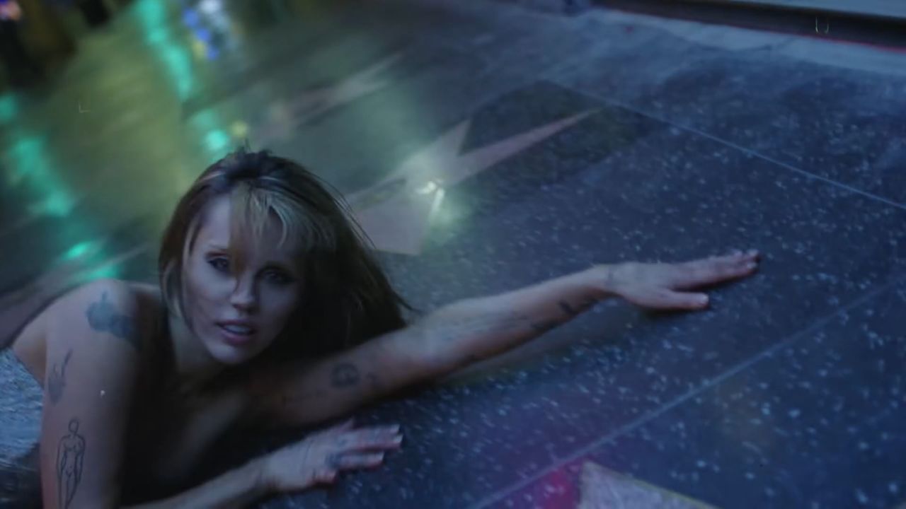 <p>La cantante reveló en una entrevista que adquirió una infección en la rodilla tras filmarse en el famoso paseo; Netflix desembolsa una enorme cifra para hacerse de los derechos de la película "Nouvelle Vague" del director Richard Linklater, aclamada en el festival de Cannes. Lynn Franco con las noticias de entretenimiento del Minuto Hollywood.</p>