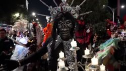 <p>Cientos de personas vestidas y maquilladas como La Catrina, el icónico personaje esquelético, desfilaron en la Ciudad de México para marcar el inicio de las festividades del Día de Muertos. Esta tradición prehispánica, declarada patrimonio cultural, honra a los seres queridos con coloridos altares, flores de cempasúchil y banquetes.</p>
