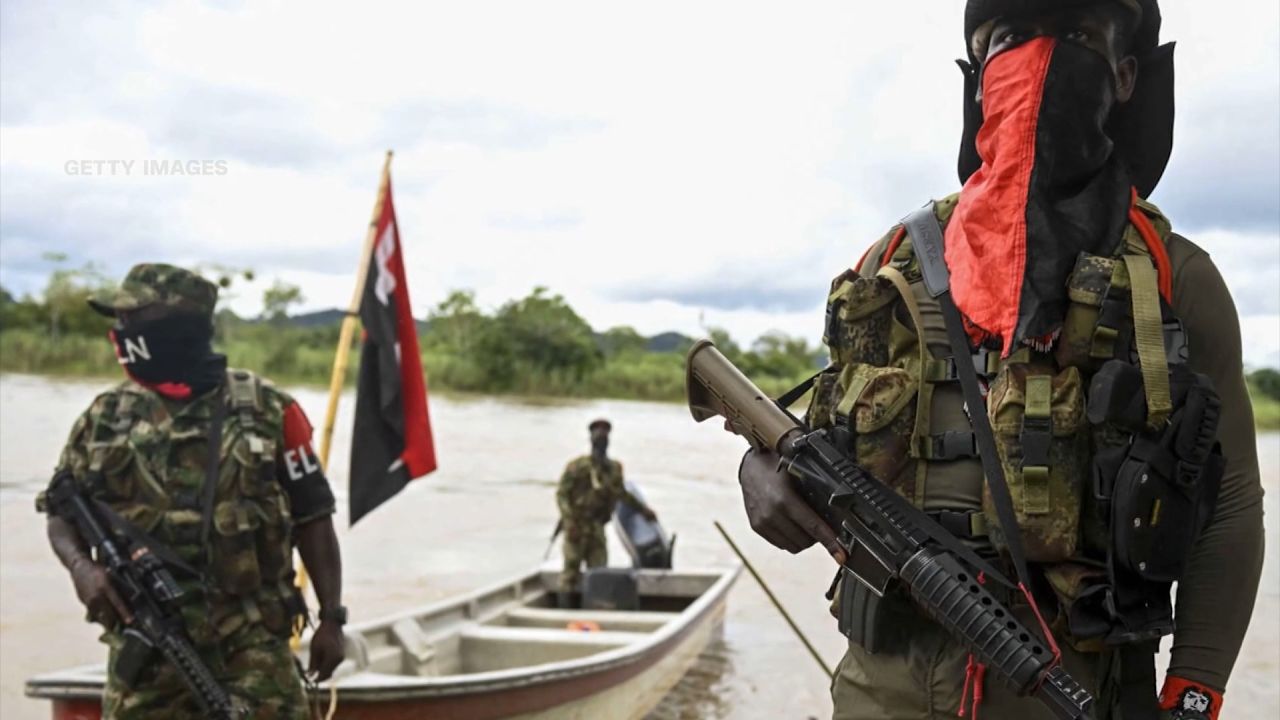 <p>La región del Catatumbo, en el noreste de Colombia, enfrenta una creciente ola de violencia debido a los enfrentamientos entre grupos armados ilegales como el Ejército de Liberación Nacional (ELN), las disidencias de las Fuerzas Revolucionarias de Colombia (FARC) y otras bandas criminales. La Defensoría del pueblo y funcionarios locales han informado que esta situación ha causado la muerte de 80 personas y el desplazamiento forzado de <a href="/2025/01/21/colombia/personas-desplazadas-violencia-catatumbo-orix">más de 32.000 personas</a>, mientras los civiles quedan atrapados en un conflicto por el control territorial y del narcotráfico. En medio de este caos, el Gobierno de Colombia ha declarado un estado de conmoción interior en la zona para hacer frente a la crisis humanitaria.</p>