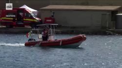 <p>Trabajadores de rescate en el sur de Italia siguen buscando a seis personas desaparecidas después de que un yate de lujo se hundiera este lunes y desencadenara una operación aérea y marítima frente a la costa de Sicilia. Quince personas han sido rescatadas desde el lunes y un cuerpo fue recuperado del casco de la embarcación, de acuerdo con la Guardia Costera de Italia.</p>