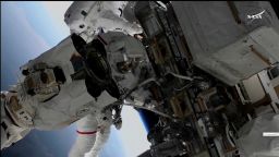 <p>Los astronautas Suni Williams y Butch Wilmore realizaron una caminata espacial de 5 horas y 26 minutos para retirar material y recolectar muestras en el exterior de la EEI, mientras realizaban tareas clave para el mantenimiento y la investigación de la estación.</p>