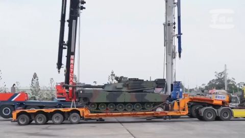 <p>Taiwán recibió 38 tanques M1A2T de Estados Unidos, en la primera entrega de este tipo en tres décadas. La venta fue aprobada en 2019 por unos US$ 2.000 millones e incluye futuras entregas para 2025 y 2026. China rechaza estas transacciones, mientras Taiwán refuerza su defensa frente a las crecientes tensiones en el estrecho.</p>