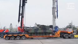 <p>Taiwán recibió 38 tanques M1A2T de Estados Unidos, en la primera entrega de este tipo en tres décadas. La venta fue aprobada en 2019 por unos US$ 2.000 millones e incluye futuras entregas para 2025 y 2026. China rechaza estas transacciones, mientras Taiwán refuerza su defensa frente a las crecientes tensiones en el estrecho.</p>