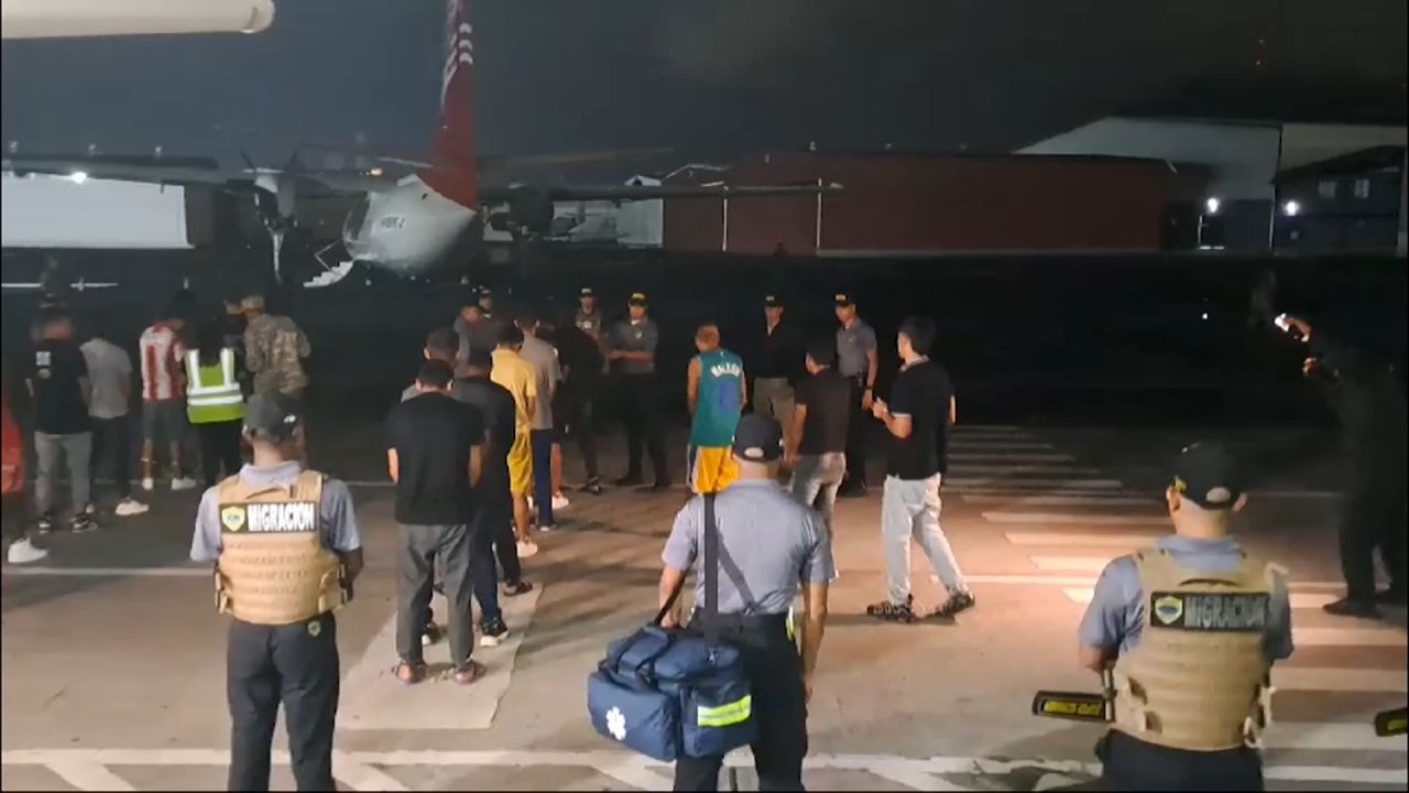 <p>Este martes partió el primer vuelo con migrantes del Darién deportados desde Panamá con destino a Colombia. El viaje con 29 colombianos fue financiado por Estados Unidos bajo el acuerdo de cooperación con Panamá firmado el 1 de julio.</p>