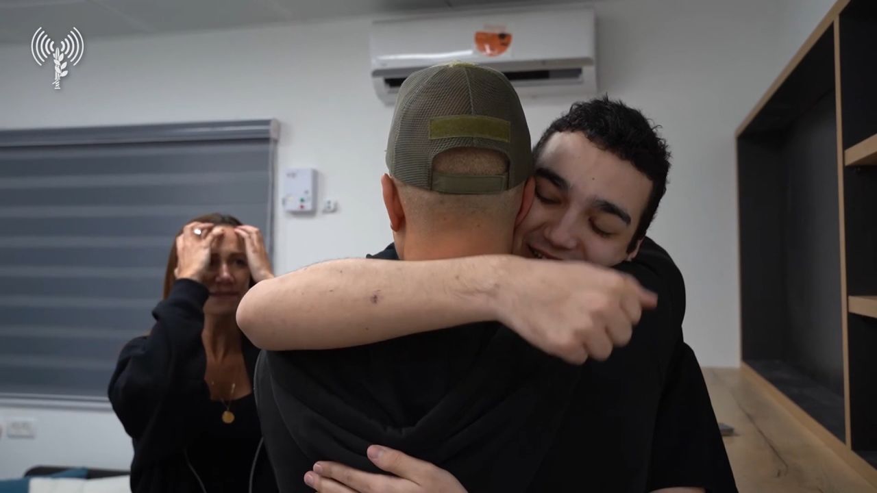 clipped thumbnail - emotivo-encuentro-edan-alexander-familia-rehen-gaza - CNN ID 21618193 - 00:00:21;11
