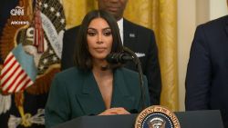 <p><strong>Kim Kardashian hace un llamado de concientización frente a los momentos de zozobra y agitación que se viven en su ciudad: Los Angeles. Juan Carlos Arciniegas nos dice cuál es su mensaje.</strong></p>
