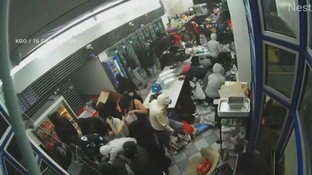 <p>Un video de seguridad muestra a decenas de personas saqueando la tienda de una gasolinería de Oakland, California. El gerente del negocio afirmó que los daños podrían superar los US$ 100.000.</p>