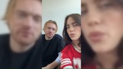 <p>La cantante estadounidense Billie Eilish publicó un video junto al cantautor Finneas Baird O'Connell para invitar a la gente a registrarse para votar y al mismo tiempo declarar su apoyo por la candidatura demócrata Kamala Harris y Tim Walz, así como sus motivos para hacerlo.</p>