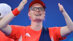 <p>Jodie Graham de Gran Bretaña se convirtió en la primera mujer embarazada en conseguir una medalla en la historia de los Juegos Paralímpicos. En París 2024, ya tiene dos medallas. En la prueba individual consiguió el bronce y junto con Nathan Mcqueen se llevaron el oro en la prueba de tiro con arco mixto.</p>