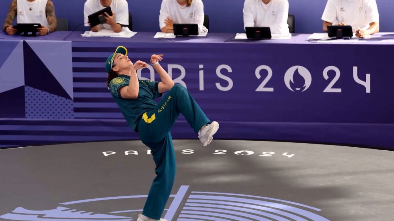 <p>Rachael Gunn, conocida como Raygun, es una atleta de breaking australiana que compitió en los Juegos Olímpicos París 2024. Su actuación en la competencia que tuvo su debut en París no fue bien apreciada por los jueces que terminaron por darle un 0 de calificación en todos las competencias, lo que provocó que fuera viral.</p>